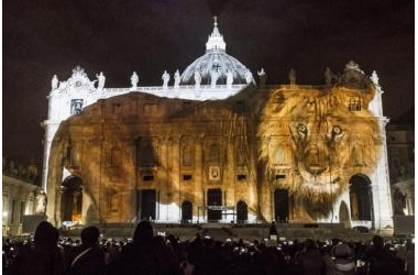 Buổi trình diễn ánh sáng “Fiat Lux” tại nhà thờ St. Peter’s Basiliaca về vấn đế biến đổi khí hậu toàn cầu
