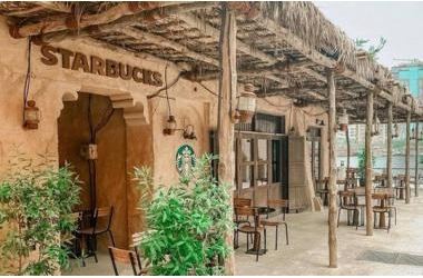 Cửa hàng Starbucks tại xứ siêu giàu gây bất ngờ với mái lá, tường nứt cũ kỹ như nhà đất Việt Nam