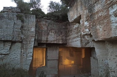 Ngôi nhà trong mỏ đá bỏ hoang