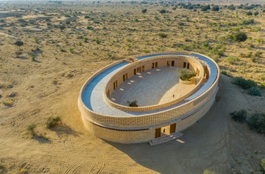 Diana Kellogg thiết kế một trường nữ sinh ở sa mạc Thar của Ấn Độ như một biểu tượng của trao quyền cho phụ nữ