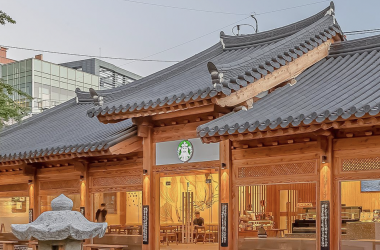 Starbucks mở cửa hàng trong một ngôi nhà gỗ có tuổi đời hàng thế kỷ ở Hàn Quốc