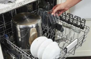Có nên nối máy rửa bát với nguồn nước nóng?