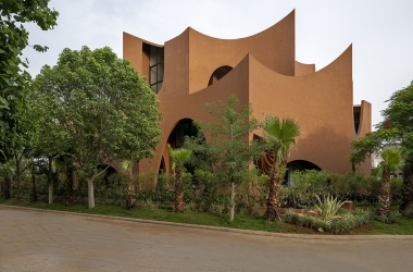 Mirai House of Arches - Nhà bán mở từ những bức tường vòm Ấn Độ