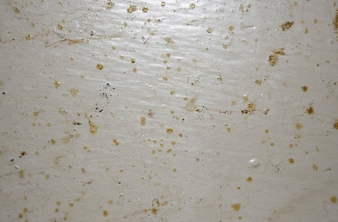 Làm sạch vết ố vàng từ dầu mỡ trên tường bếp