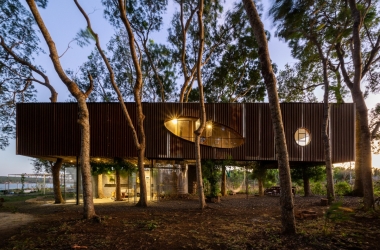 Nhà trên cây làm từ 400 m2 tôn phế liệu