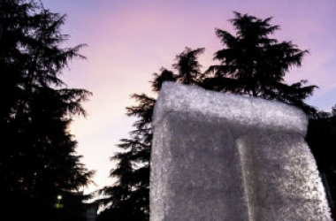 Tượng đài Stonehenge được tái hiện từ 16.000 chai nhựa tái chế